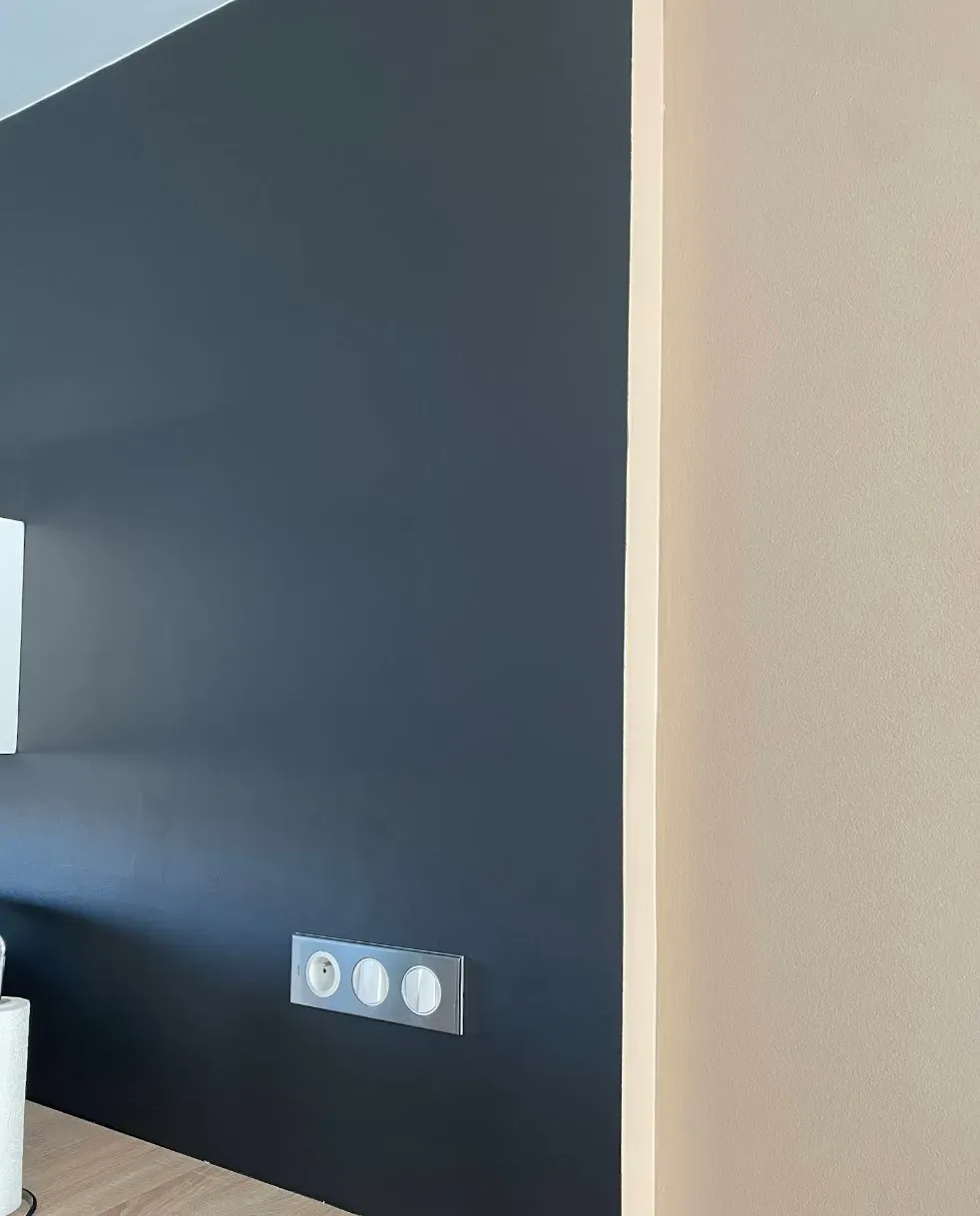 Angle de mur peint en bleu nuit et beige