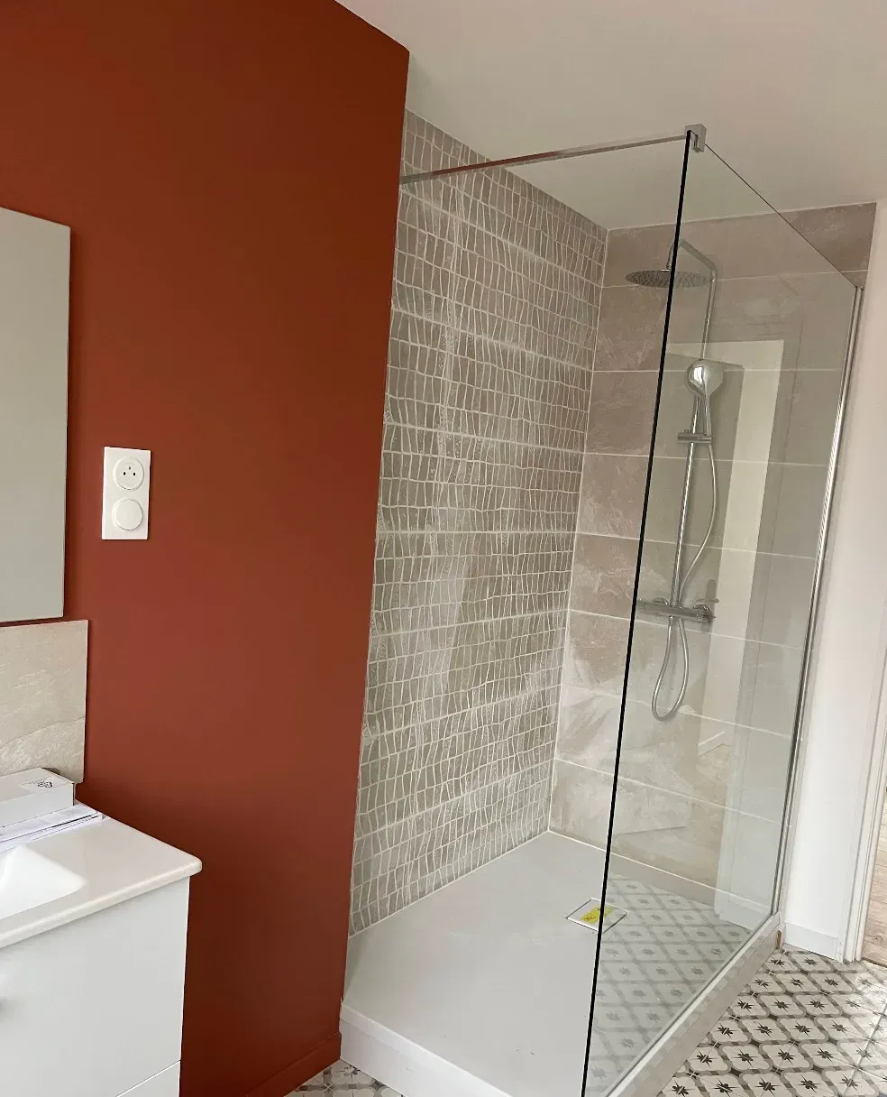 Salle de bain avec mur terracotta et douche