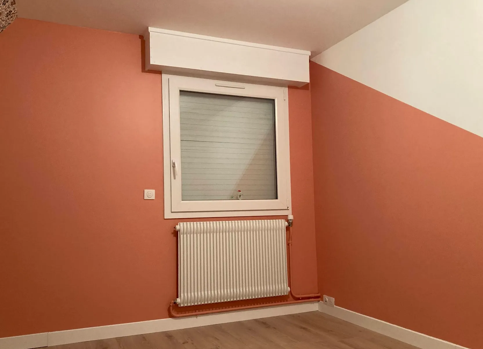 Chambre avec mur terracotta